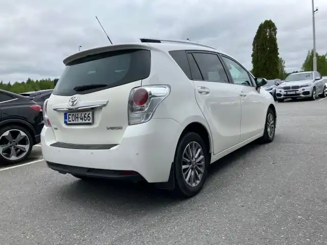 Valkoinen Tila-auto, Toyota Verso – EOH-466