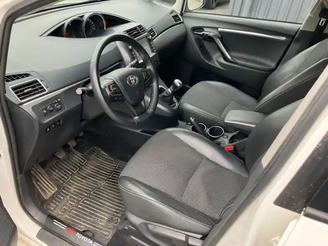 Valkoinen Tila-auto, Toyota Verso – EOH-466