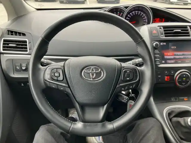 Valkoinen Tila-auto, Toyota Verso – EOH-466