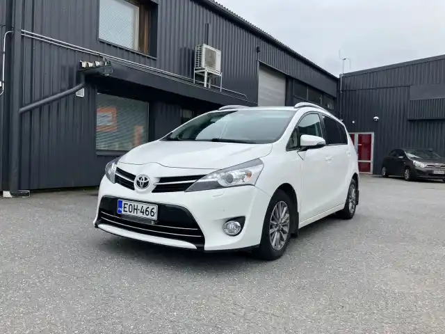 Valkoinen Tila-auto, Toyota Verso – EOH-466