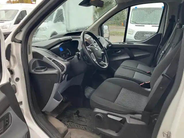 Valkoinen Pakettiauto, Ford Transit Custom – EOM-606
