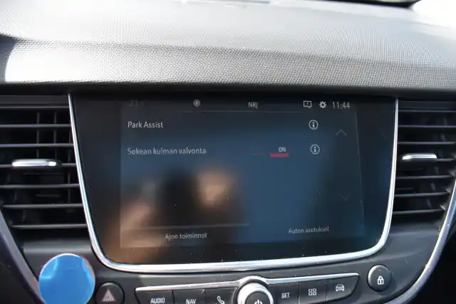 Musta Maastoauto, Opel Crossland X – EON-809