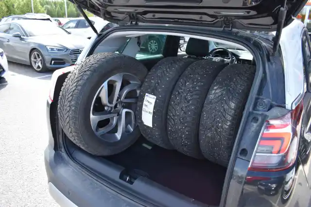 Musta Maastoauto, Opel Crossland X – EON-809