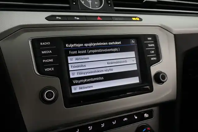 Harmaa Farmari, Volkswagen Passat – EOO-823