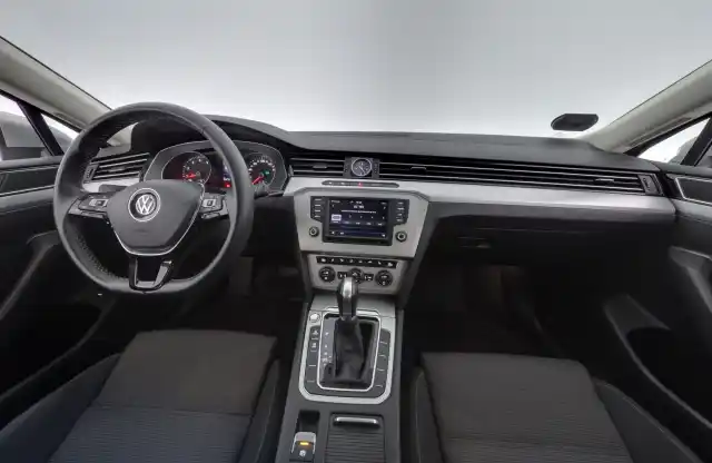 Harmaa Farmari, Volkswagen Passat – EOO-823
