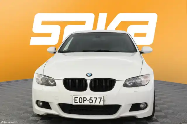 Valkoinen Avoauto, BMW 325 – EOP-577