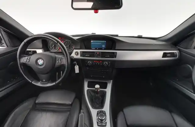Valkoinen Avoauto, BMW 325 – EOP-577
