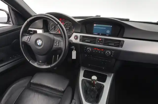 Valkoinen Avoauto, BMW 325 – EOP-577