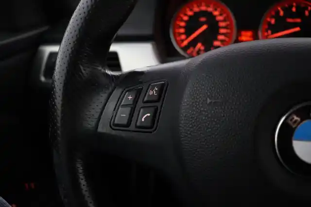 Valkoinen Avoauto, BMW 325 – EOP-577
