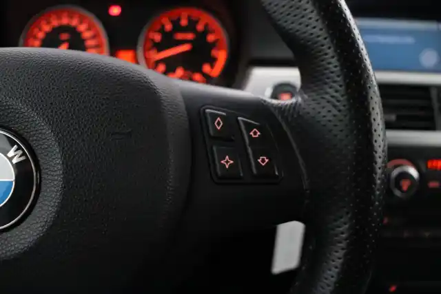 Valkoinen Avoauto, BMW 325 – EOP-577