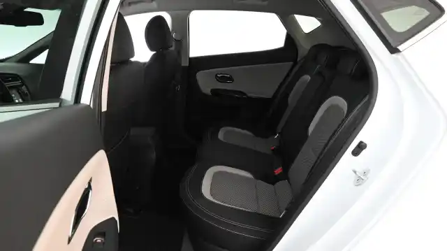 Valkoinen Viistoperä, Kia cee'd – EOS-185