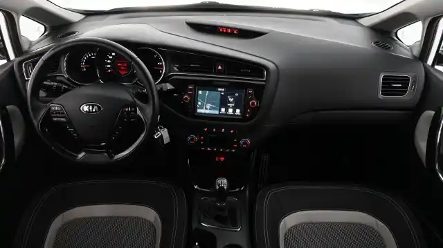 Valkoinen Viistoperä, Kia cee'd – EOS-185