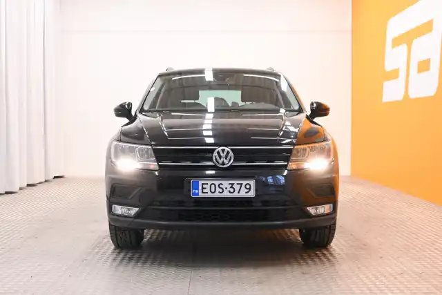 Musta Maastoauto, Volkswagen Tiguan – EOS-379