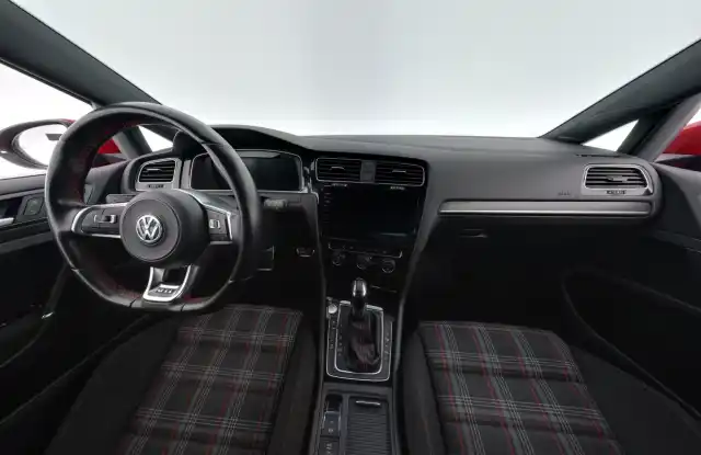 Punainen Viistoperä, Volkswagen Golf – EOS-418