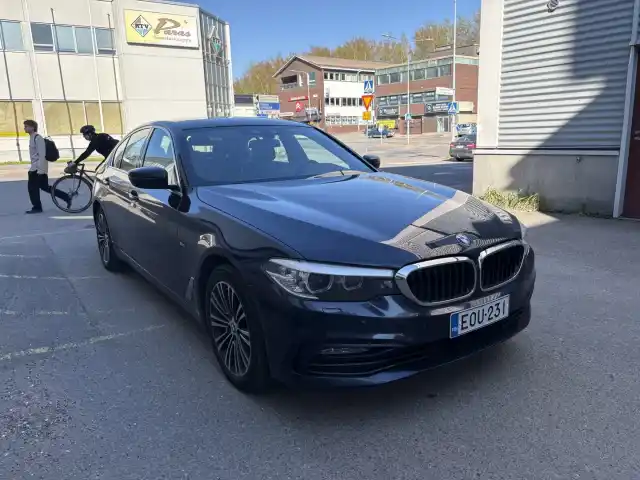 Sininen Sedan, BMW 520 – EOU-231