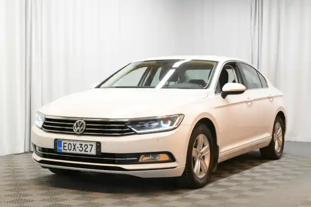 Valkoinen Sedan, Volkswagen Passat – EOX-327