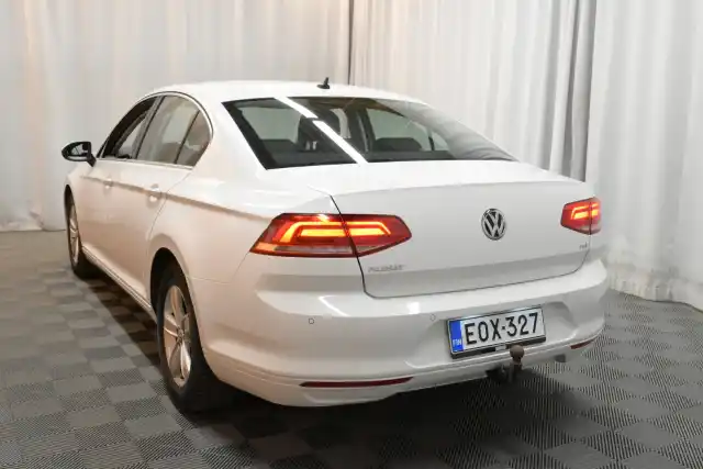 Valkoinen Sedan, Volkswagen Passat – EOX-327