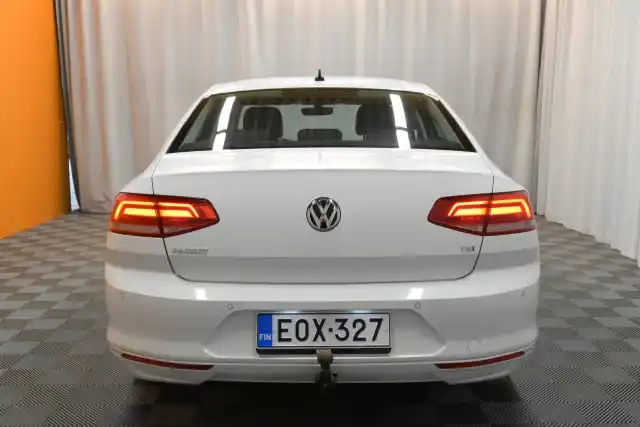 Valkoinen Sedan, Volkswagen Passat – EOX-327