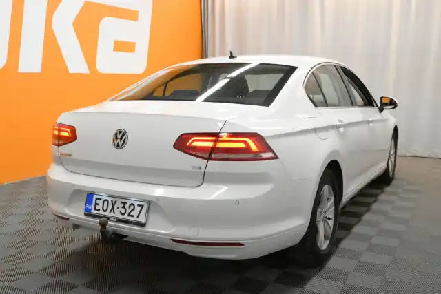 Valkoinen Sedan, Volkswagen Passat – EOX-327