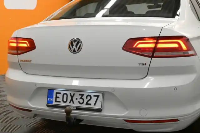 Valkoinen Sedan, Volkswagen Passat – EOX-327