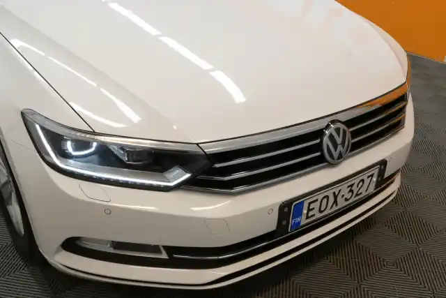 Valkoinen Sedan, Volkswagen Passat – EOX-327