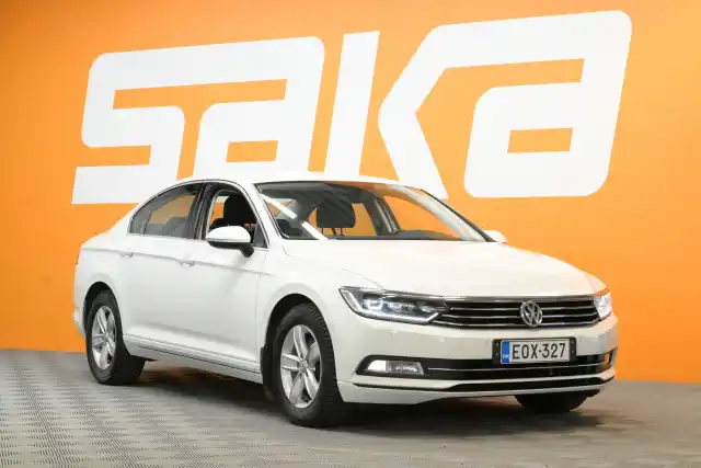 Valkoinen Sedan, Volkswagen Passat – EOX-327