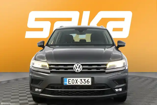 Harmaa Maastoauto, Volkswagen Tiguan – EOX-336