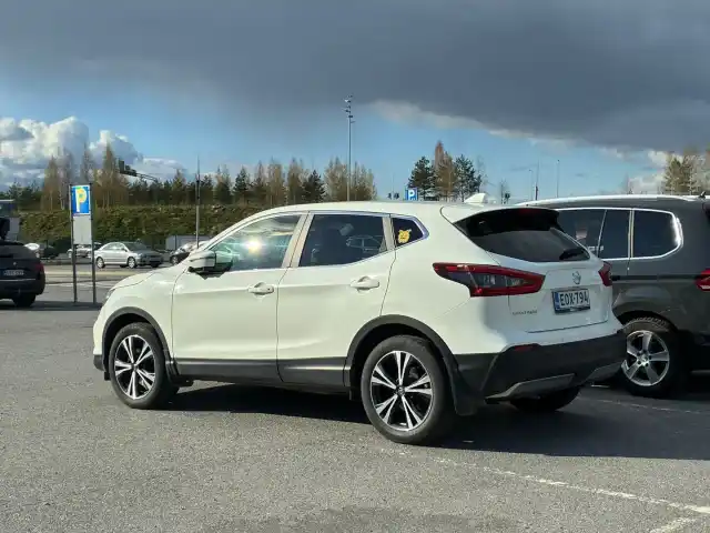 Valkoinen Maastoauto, Nissan Qashqai – EOX-794