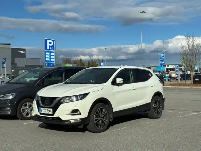 Valkoinen Maastoauto, Nissan Qashqai – EOX-794