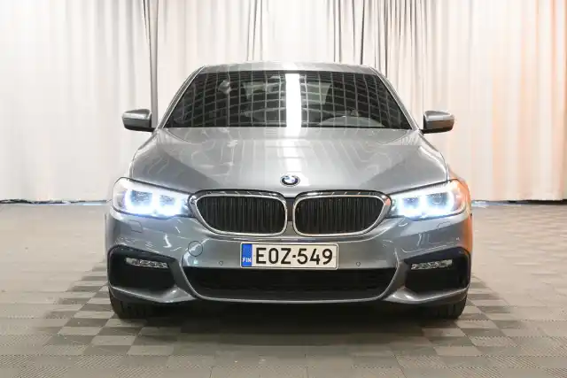 Harmaa Sedan, BMW 530 – EOZ-549