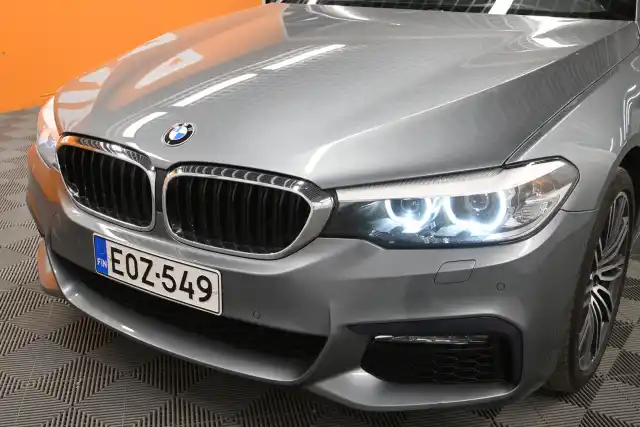 Harmaa Sedan, BMW 530 – EOZ-549