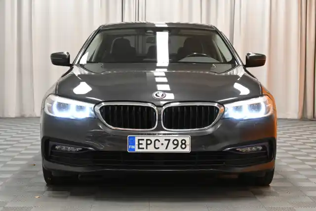 Harmaa Sedan, BMW 530 – EPC-798