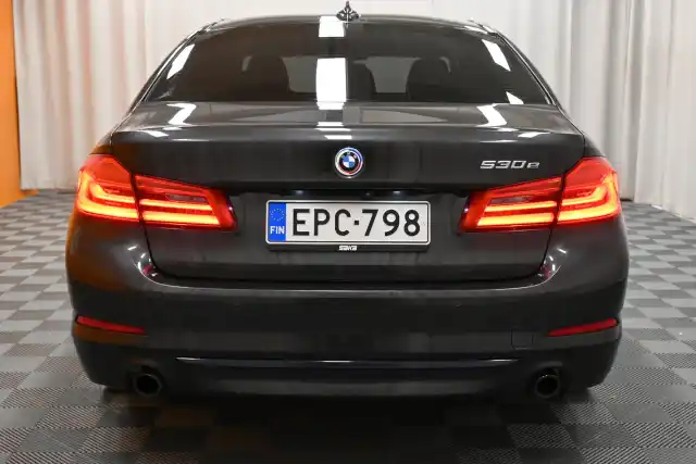 Harmaa Sedan, BMW 530 – EPC-798