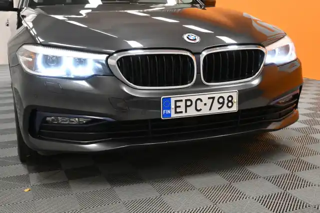 Harmaa Sedan, BMW 530 – EPC-798