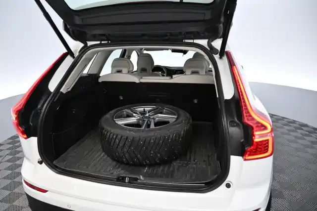 Valkoinen Maastoauto, Volvo XC60 – EPE-182