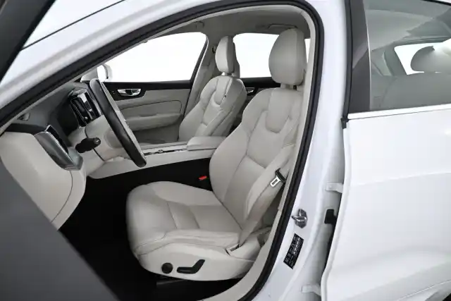 Valkoinen Maastoauto, Volvo XC60 – EPE-182