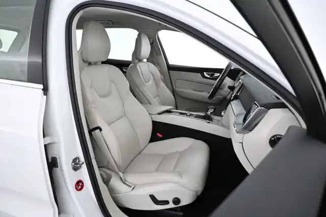 Valkoinen Maastoauto, Volvo XC60 – EPE-182