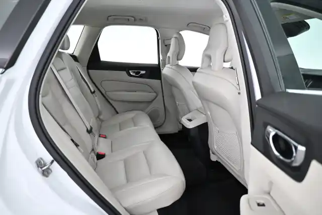 Valkoinen Maastoauto, Volvo XC60 – EPE-182
