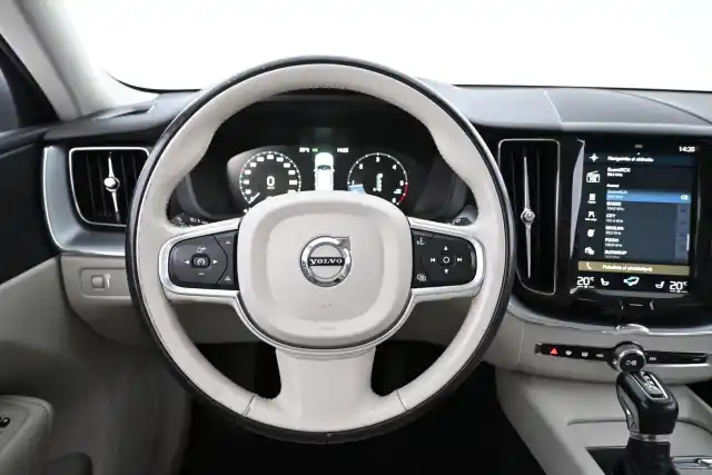Valkoinen Maastoauto, Volvo XC60 – EPE-182
