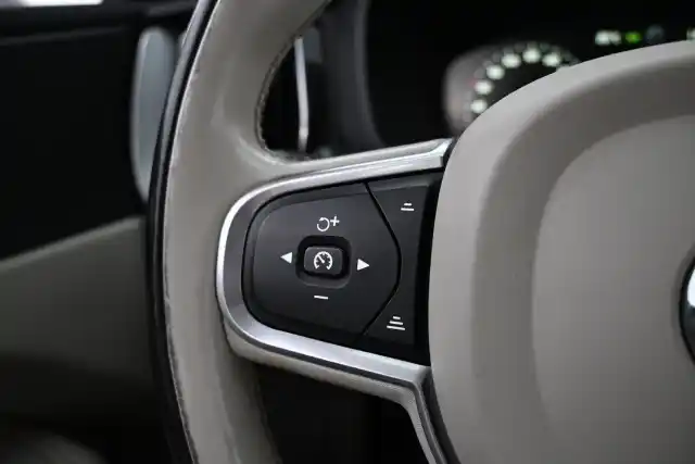 Valkoinen Maastoauto, Volvo XC60 – EPE-182