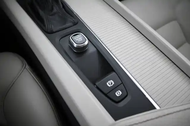 Valkoinen Maastoauto, Volvo XC60 – EPE-182