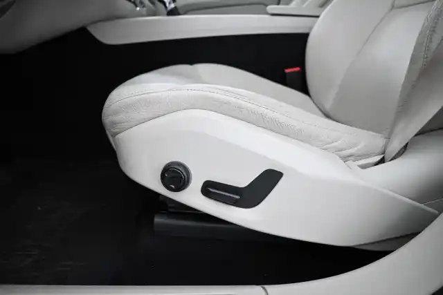Valkoinen Maastoauto, Volvo XC60 – EPE-182