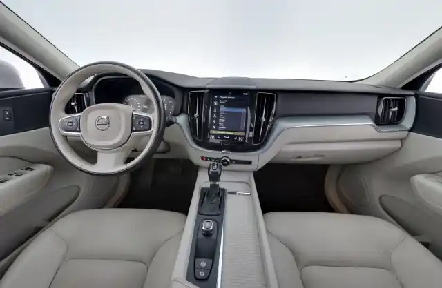 Valkoinen Maastoauto, Volvo XC60 – EPE-182