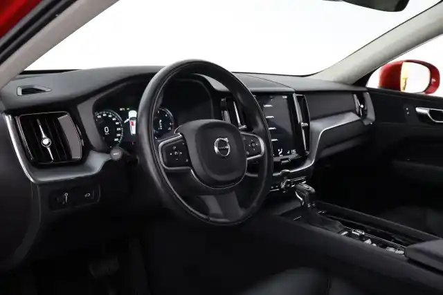 Punainen Maastoauto, Volvo XC60 – EPE-187