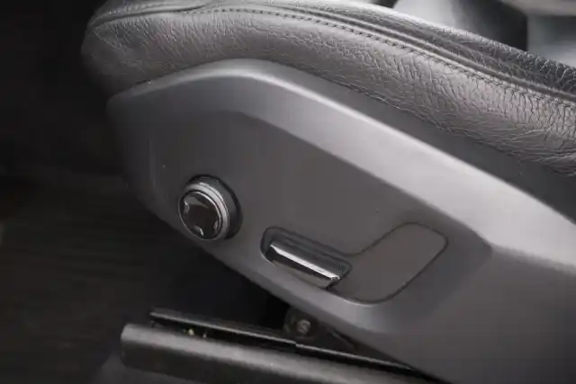 Punainen Maastoauto, Volvo XC60 – EPE-187