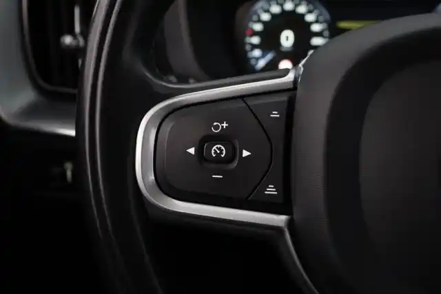 Punainen Maastoauto, Volvo XC60 – EPE-187