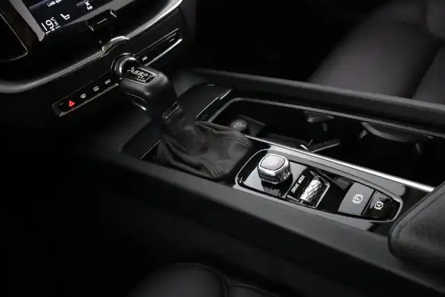 Punainen Maastoauto, Volvo XC60 – EPE-187