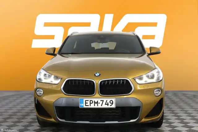 Keltainen Maastoauto, BMW X2 – EPM-749