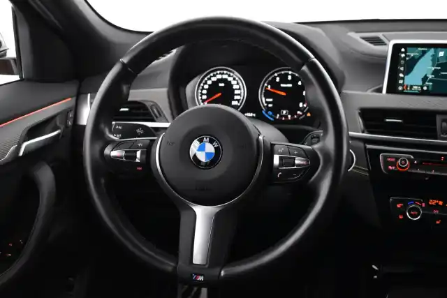 Keltainen Maastoauto, BMW X2 – EPM-749