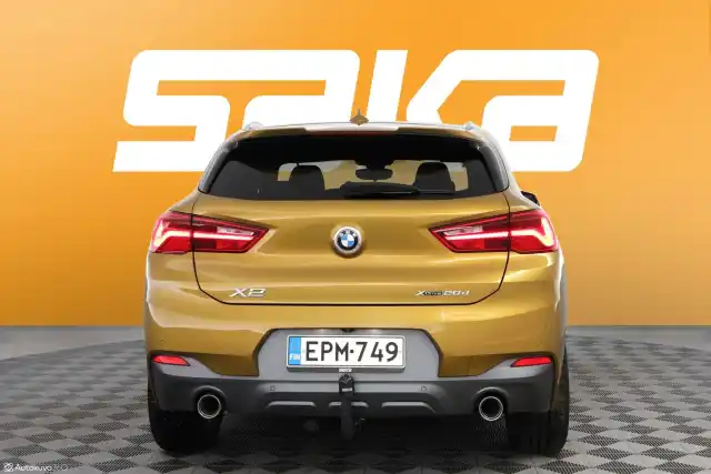 Keltainen Maastoauto, BMW X2 – EPM-749